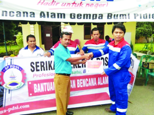 8-PDSI SP PDSI Salurkan Bantuan Korban Gempa Aceh