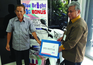 5-GM Pertamina MOR II Herman M Zaini Menyerahkan Hadiah Utama Program Undian Bright Gas Jambi Bengkulu