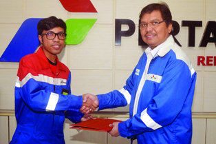 3-Kick Off  CPDP Penyerahan SP GM Oleh GM RU III Kepada Perwakilan Coachee CPDP