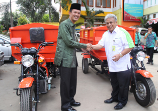 7-CSR MOR2-GM Pertamina MOR II Herman M Zaini Menyerahkan Bantuan Program CSR 2 Unit Motor Pengangkut Sampah Kepada Walikota Palembang H Harnojoyo